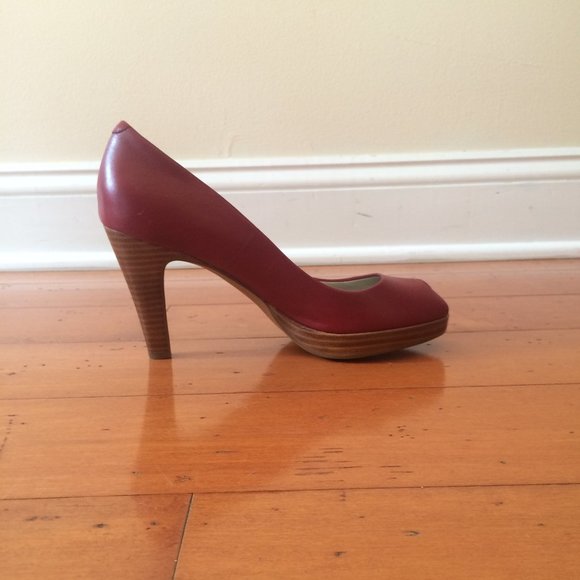 Ann Taylor Loft Shoes Red Leather Peep Toe Pump - Picture 2 of 3